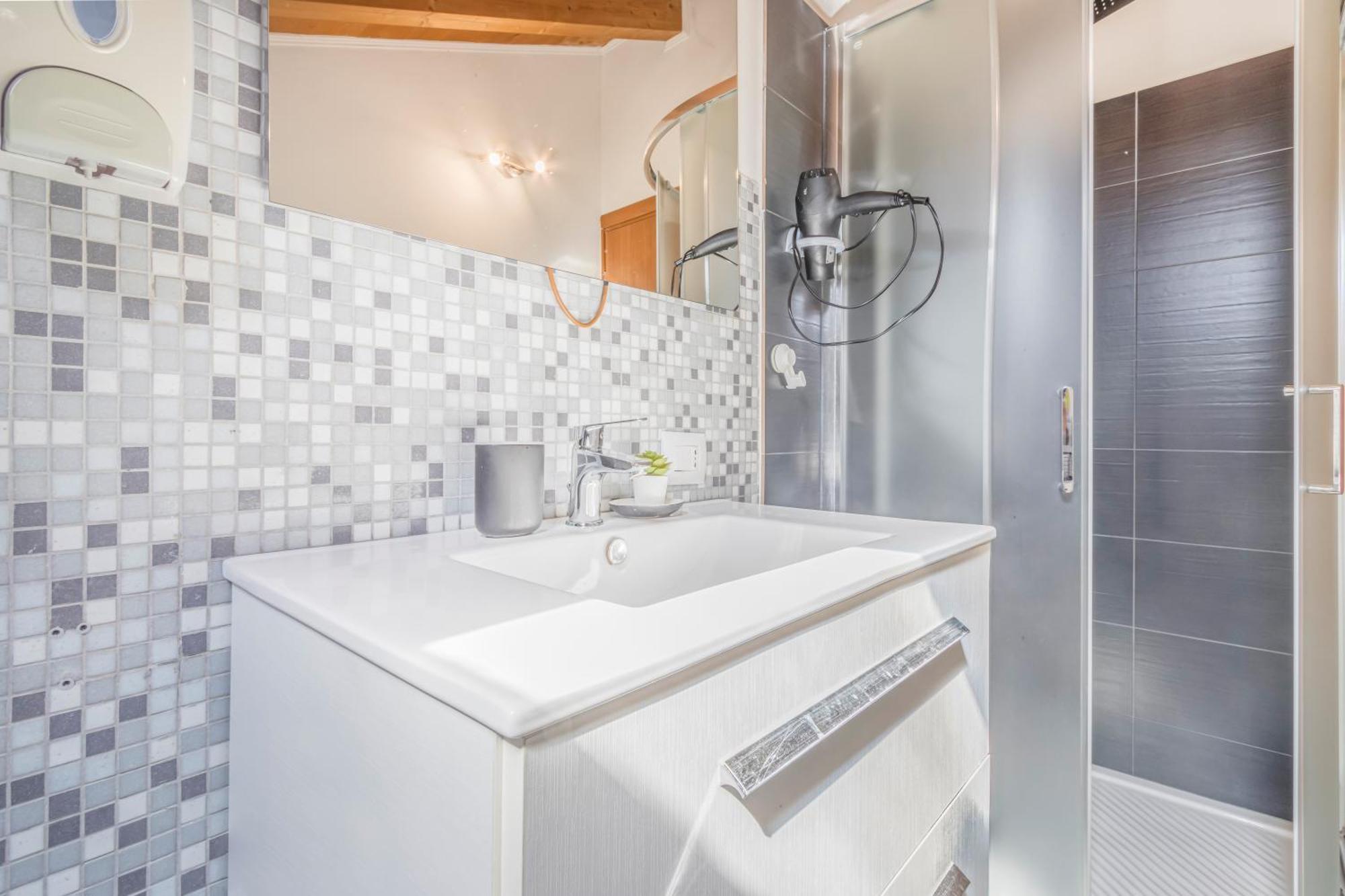 Ferienwohnung Stazione 200M - Wifi - Aria Condizionata - Smart Tv Parma Exterior foto